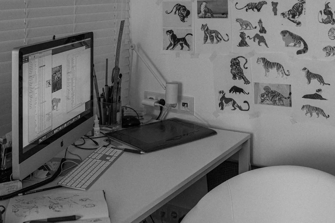 Un bureau chaleureux décoré pour Noël, avec une tasse et l’écran d’un ordinateur portable affichant un site web.